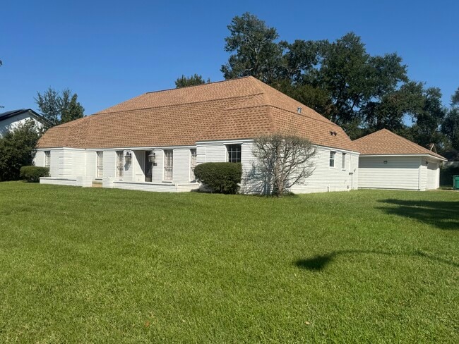 2700 Country Club Dr