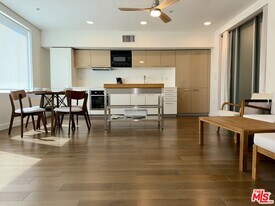 901 Flower St in Los Angeles, CA - Building Photo