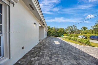 6841 SW 71st Ave in Miami, FL - Foto de edificio - Building Photo