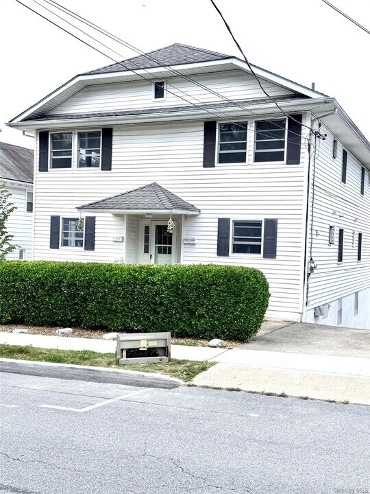 12 S Buckhout St in Irvington, NY - Building Photo