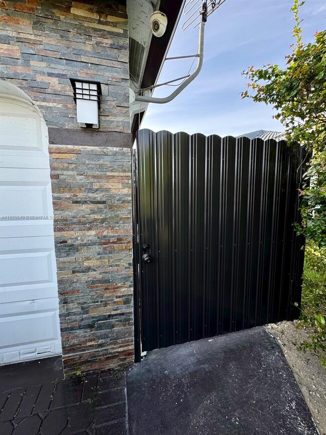 14234 SW 163rd Terrace in Miami, FL - Building Photo - Building Photo