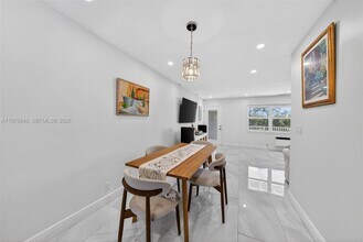 3922 NE 166th St in Miami, FL - Foto de edificio - Building Photo