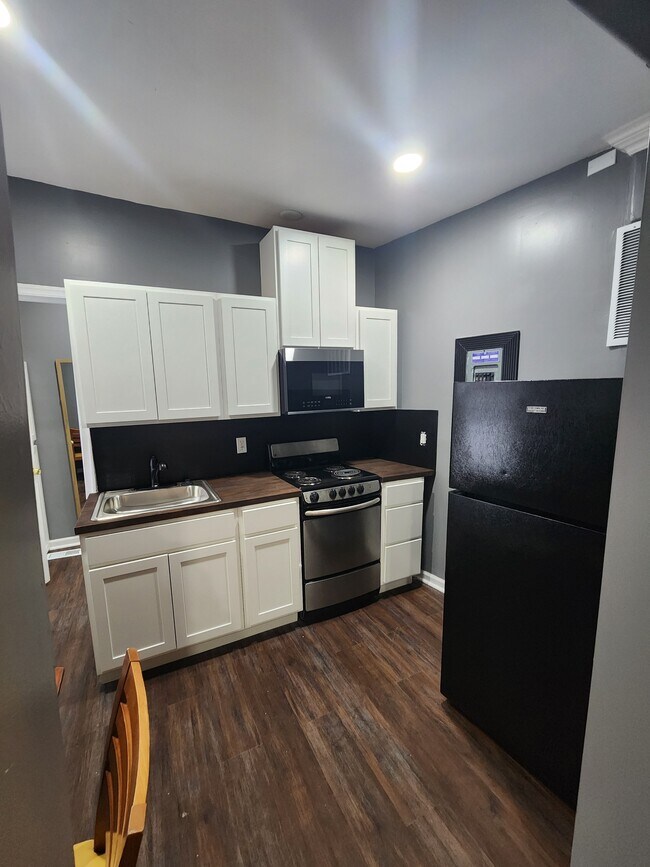 property at 3812 Glengyle Ave