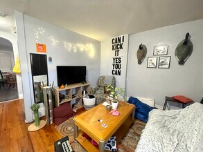 68 Hammond St, Unit 1 in Boston, MA - Foto de edificio - Building Photo