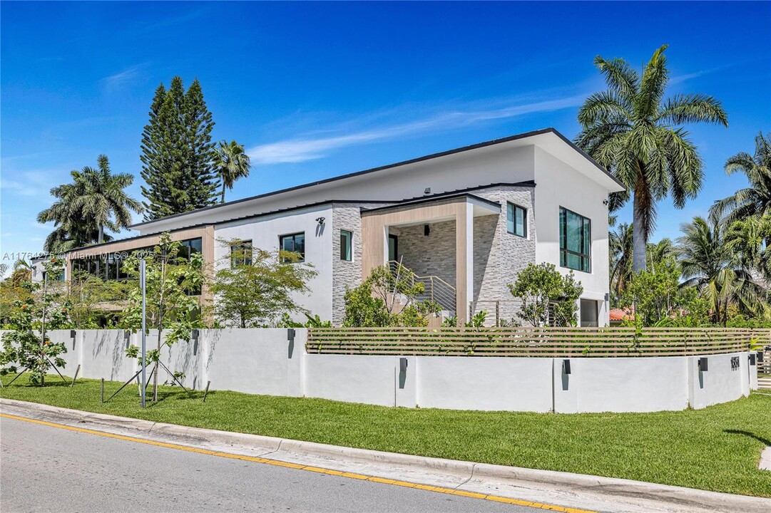 1351 S Venetian Way in Miami Beach, FL - Building Photo