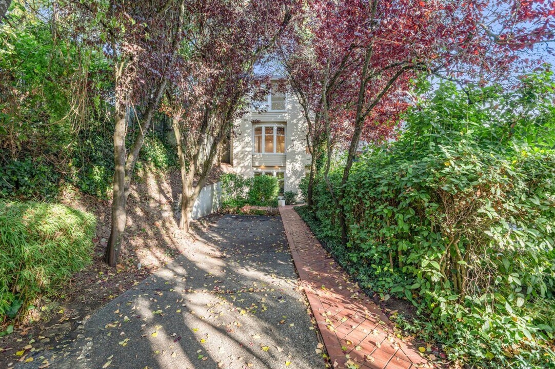 2216 19th Ave E in Seattle, WA - Building Photo