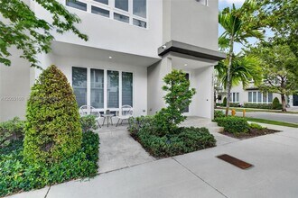 10363 NW 63rd Terrace in Doral, FL - Building Photo - Building Photo