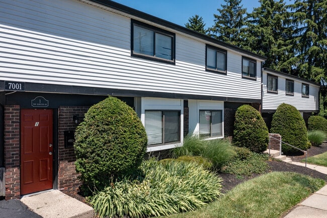 Village Square Townhomes in Cincinnati, OH - Building Photo - Building Photo