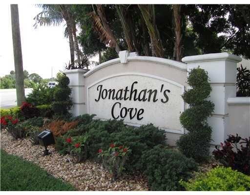 4584 Palmbrooke Cir in West Palm Beach, FL - Building Photo