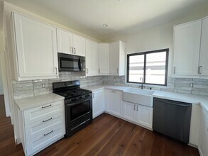 7507 Hesperia Ave in Reseda, CA - Foto de edificio - Building Photo