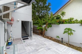 13270 SW 103rd Terrace in Miami, FL - Foto de edificio - Building Photo