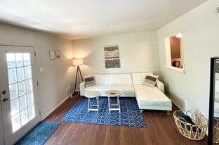 2501 Mission Hill Dr, Unit C in Austin, TX - Building Photo