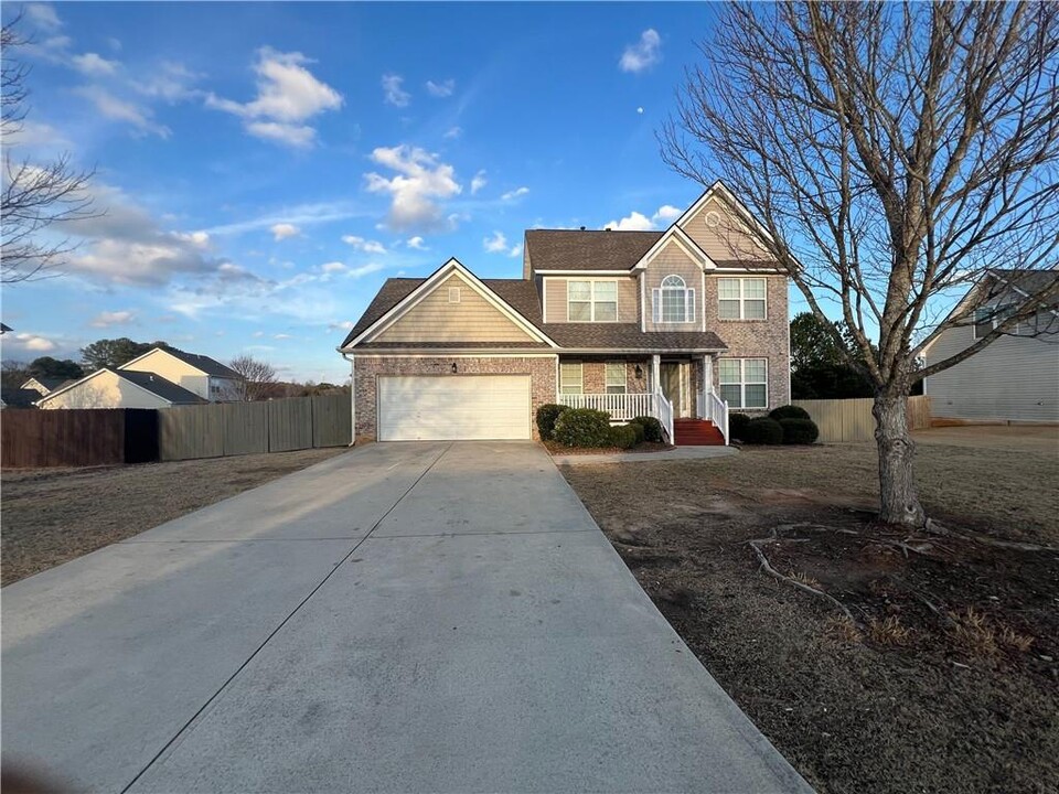 3390 Rozena Way in Loganville, GA - Foto de edificio