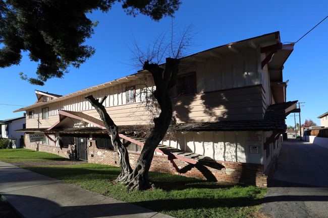 El Rancho Apartments in La Habra, CA - Foto de edificio - Building Photo