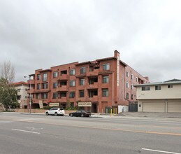 Villa Sofia (Woodman) in Sherman Oaks, CA - Foto de edificio - Building Photo