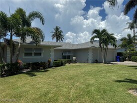 675 Wedge Dr in Naples, FL - Building Photo