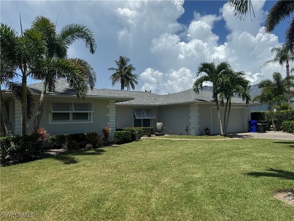 675 Wedge Dr in Naples, FL - Building Photo