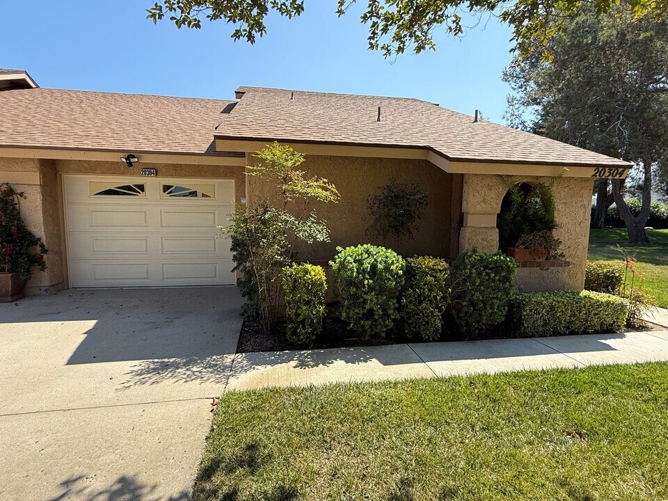 20304 Village 20 in Camarillo, CA - Building Photo