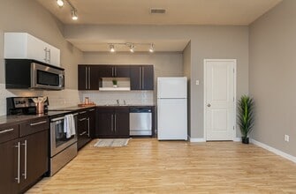 Six23 Condos in Springfield, MO - Foto de edificio - Building Photo