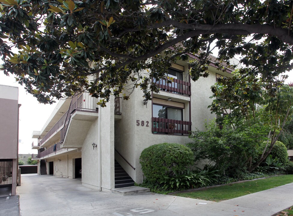 582 W Stocker St in Glendale, CA - Building Photo