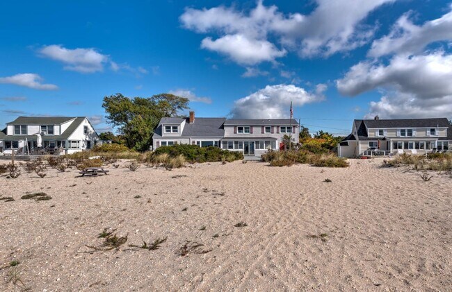 21 E Beach Dr in Southampton, NY - Building Photo - Building Photo