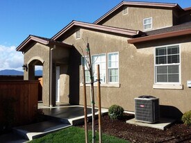 592 Mission De Oro Dr in Redding, CA - Building Photo