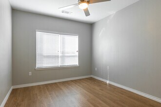 Ridge At Lancaster in Dallas, TX - Building Photo - Interior Photo