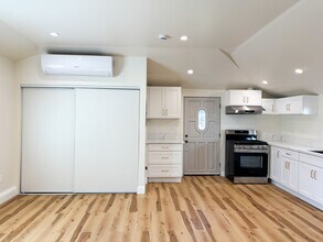 9320 Valjean Ave in North Hills, CA - Foto de edificio - Building Photo