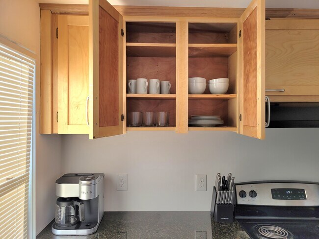 2216 Grand Ave, Unit Daylight basement apt. in Everett, WA - Foto de edificio - Building Photo