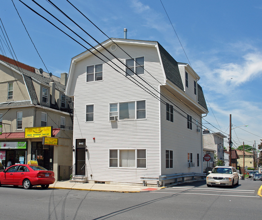 643 Palisade Ave in Cliffside Park, NJ - Building Photo