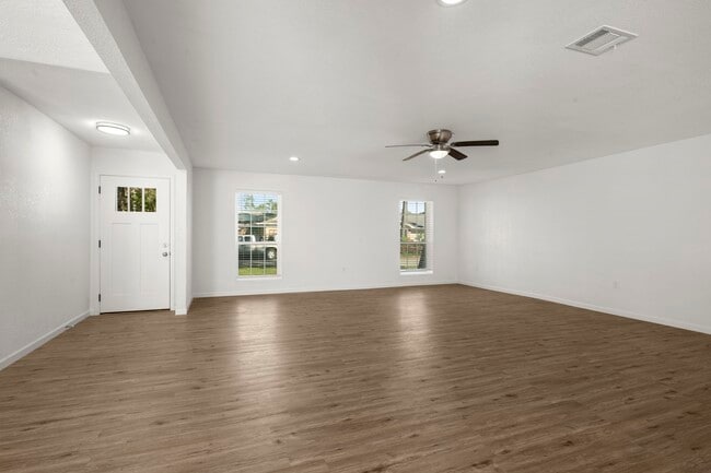 property at 914 Grand Oaks Dr