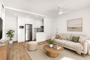 5991 SW 76th St, Unit C2 in South Miami, FL - Building Photo
