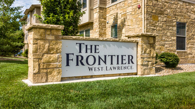 The Frontier West Lawrence in Lawrence, KS - Foto de edificio - Building Photo