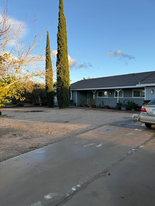 17805 Bascom St in Hesperia, CA - Foto de edificio