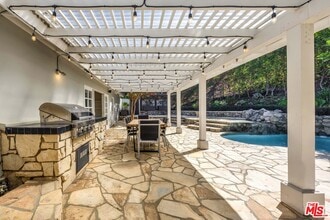8331 Skyline Dr in Los Angeles, CA - Building Photo - Building Photo