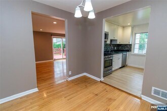 394 Spring Valley Rd in Paramus, NJ - Building Photo - Building Photo