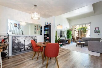 6204 Caminito Carrena in San Diego, CA - Foto de edificio - Building Photo