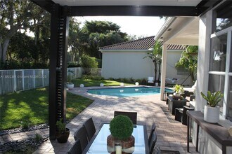 2524 Bay Pointe Ct in Weston, FL - Building Photo - Building Photo