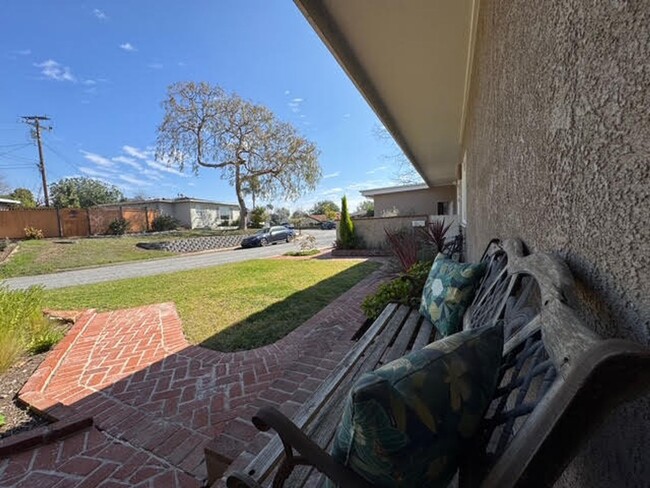 714 Oceanview Dr in Fullerton, CA - Foto de edificio - Building Photo