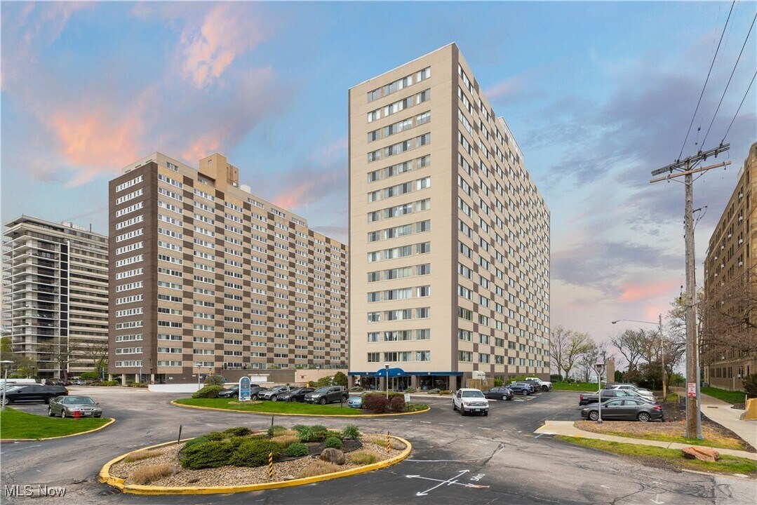 12520 Edgewater Dr in Lakewood, OH - Building Photo