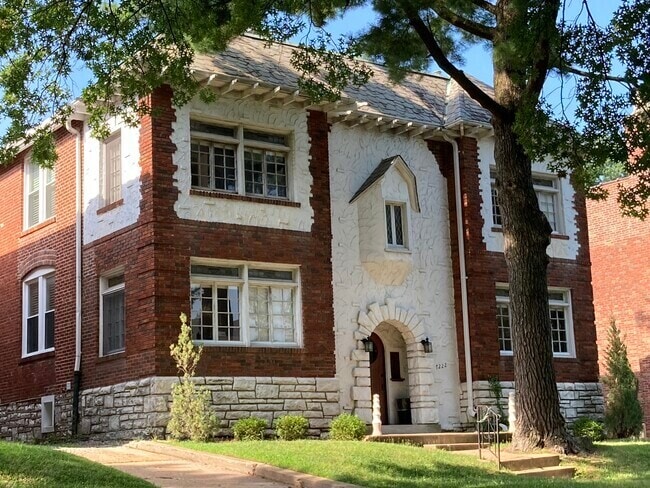 7222 Forsyth Blvd, Unit 1E