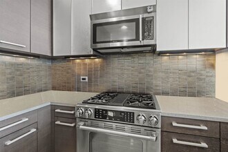 2 2nd St in Jersey City, NJ - Building Photo - Building Photo