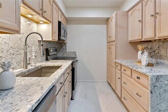 353 N Post Oak Ln in Houston, TX - Building Photo - Building Photo