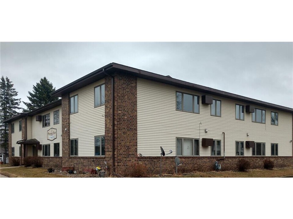 222 6th St SW in Madelia, MN - Building Photo