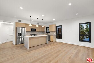 132 S Oakhurst Dr in Beverly Hills, CA - Building Photo - Building Photo