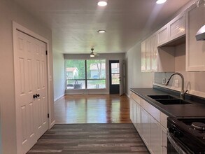 1203 W Schwartz St in Carbondale, IL - Building Photo - Building Photo