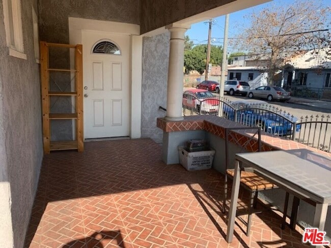 1305 W 37th Pl in Los Angeles, CA - Building Photo - Building Photo