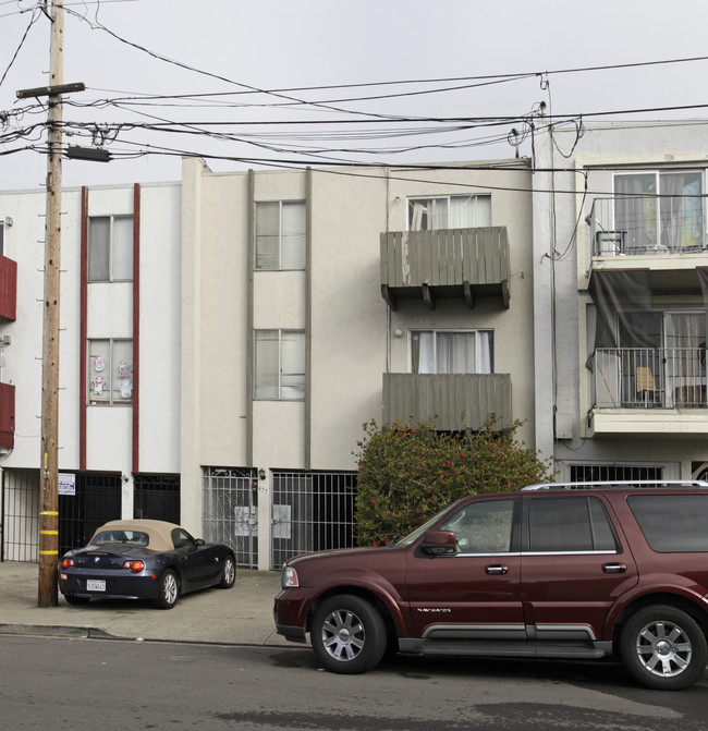 677 Linden St in Daly City, CA - Foto de edificio - Building Photo