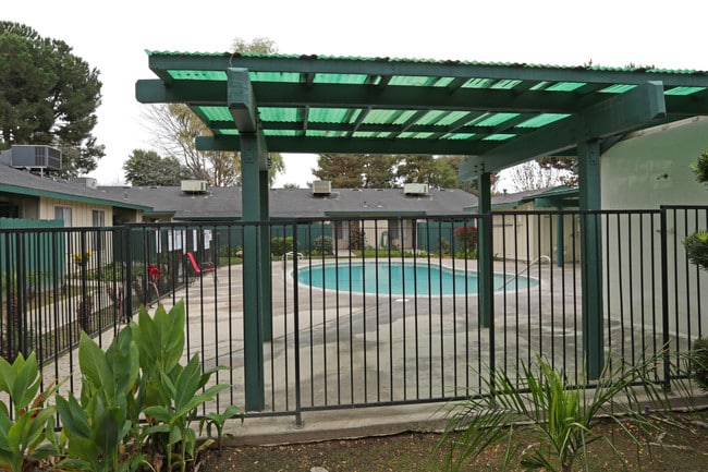 Ashtree Apartments in Clovis, CA - Building Photo - Building Photo