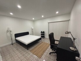 703 SW 100th Court Cir, Unit Bedroom A in Miami, FL - Building Photo